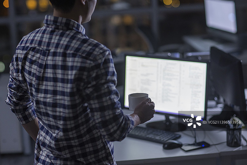 IT工程师在公司加班图片素材