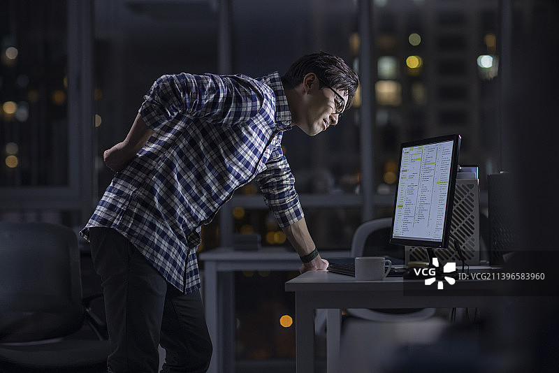 IT工程师在公司加班图片素材
