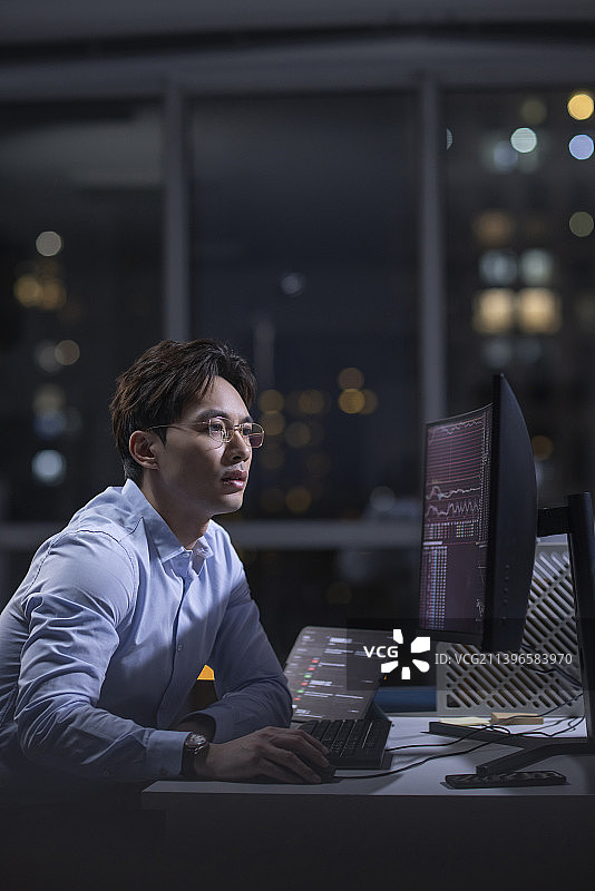 金融分析师在公司加班图片素材