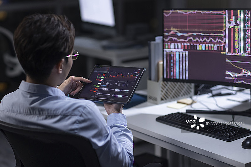 金融分析师在公司加班图片素材