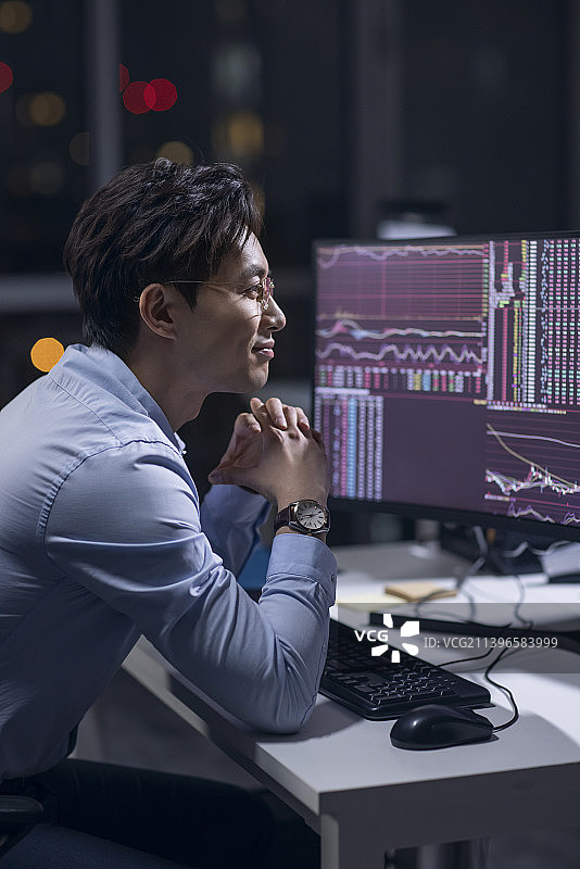 金融分析师在公司加班图片素材