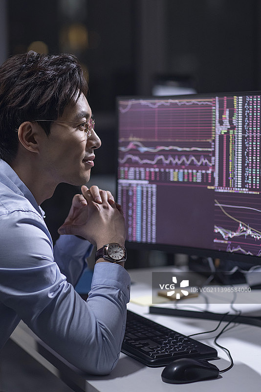 金融分析师在公司加班图片素材