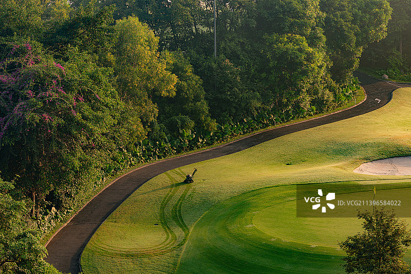 清晨的高尔夫球场上蜿蜒的小路图片素材