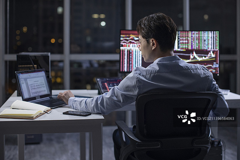 金融分析师在公司加班图片素材