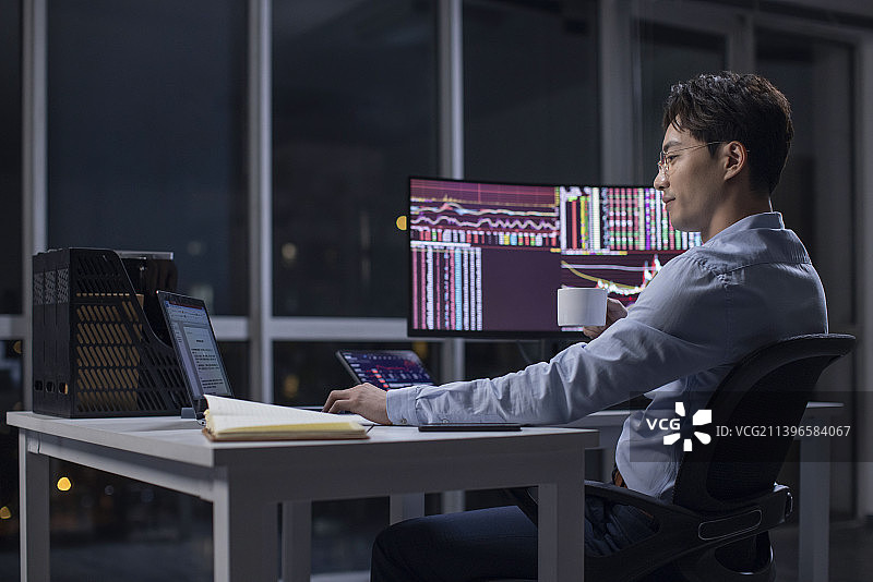 金融分析师在公司加班图片素材