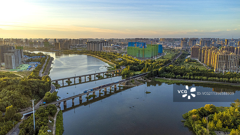 横跨信阳浉河的京九铁路线图片素材