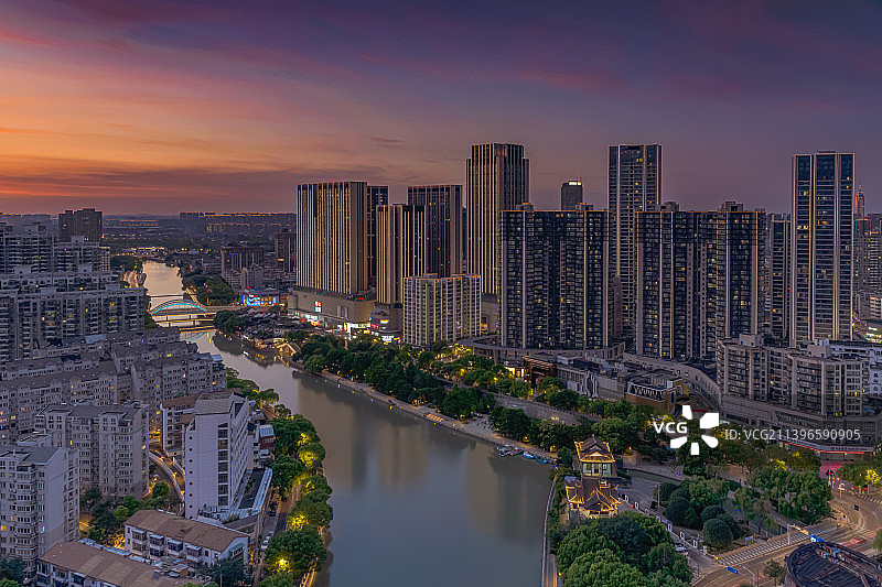 钟楼老城区的黄昏图片素材