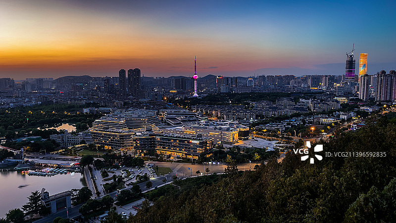 徐州云龙湖风景区观景台俯瞰徐州电视塔苏宁广场万豪酒店夕阳图片素材