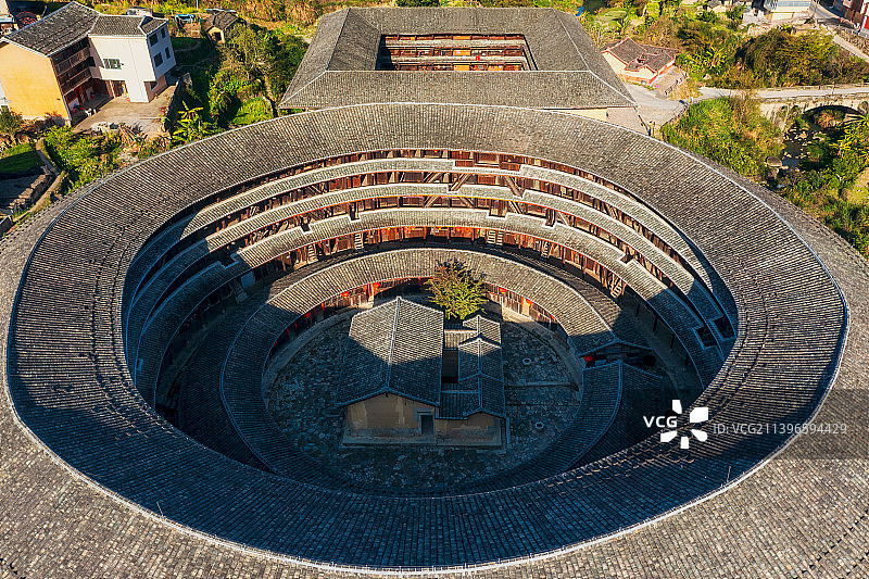 春季户外航拍视角下的世界文化遗产、全国重点文物保护单位福建省龙岩市永定下洋镇初溪土楼群——集庆楼图片素材