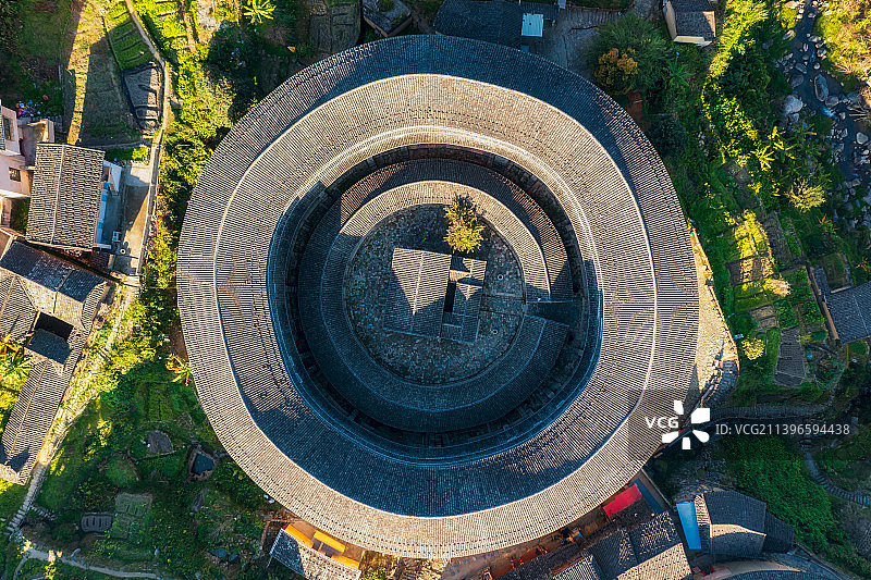 春季户外航拍视角下的世界文化遗产、全国重点文物保护单位福建省龙岩市永定下洋镇初溪土楼群——集庆楼图片素材