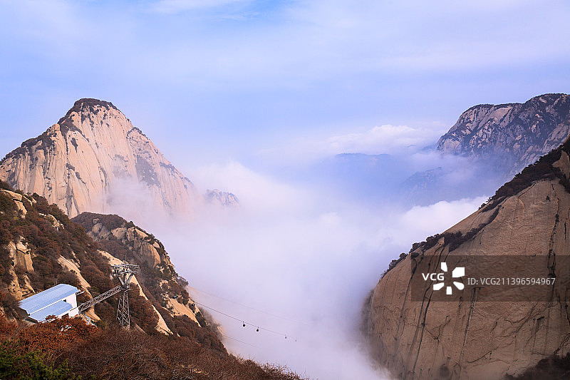 云雾缭绕的华山北峰图片素材