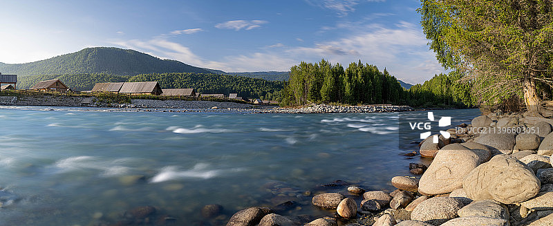 阳光下的禾木河图片素材