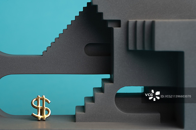 不同方向的楼梯台阶侧放着的货币符号微缩图图片素材