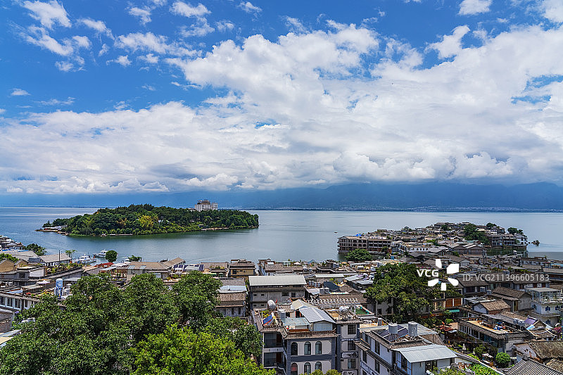 中国大理市洱海的金梭岛和古村落的旅游风光图片素材