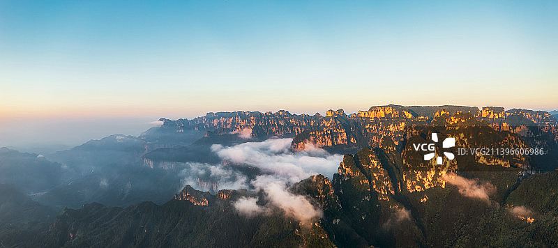 河南省新乡市辉县沙窑乡小井村轿顶山夏季日出云海场景户外航拍图片素材