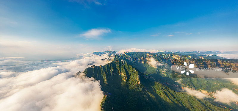 太行山脉河南省新乡段辉县沙窑乡小井村轿顶山景区夏季云海户外航拍图片素材