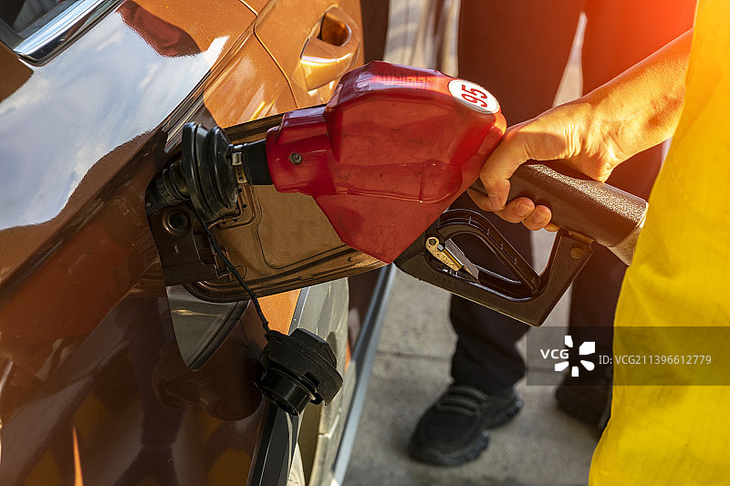 阳光下正在加油站加油的汽车图片素材