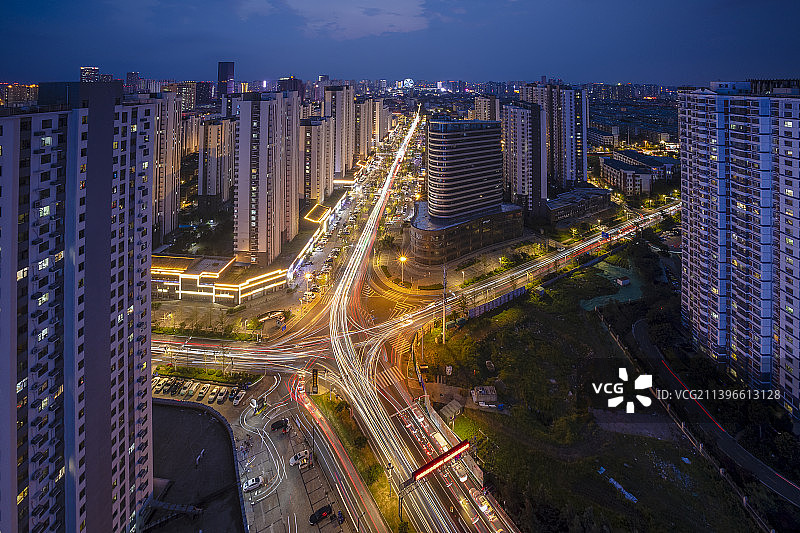 华灯初上，临沂城市夜景图片素材