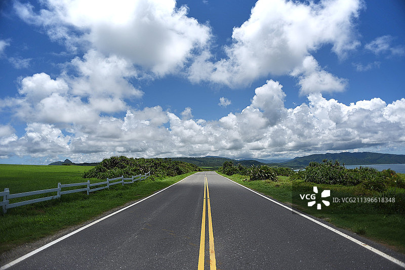 蓝天白云公路正中间图片素材