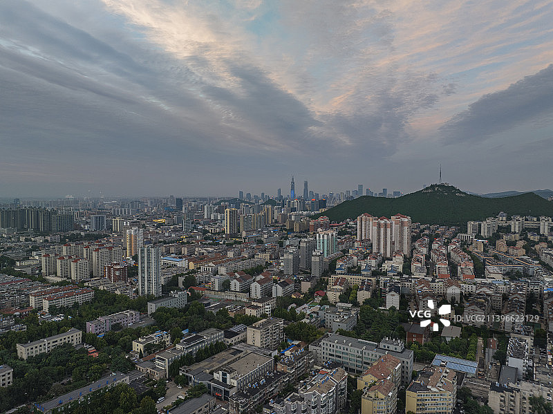 晴天下的济南燕子山山区黄昏风暴云风光图图片素材