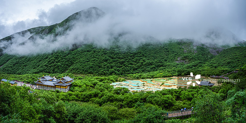 雾绕五彩池图片素材