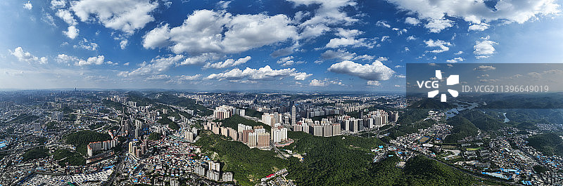 初秋爽爽贵阳，从高空俯瞰楼房山林交相辉映云朵飞舞天地美图片素材