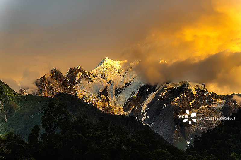 318国道上看加拉白垒峰图片素材