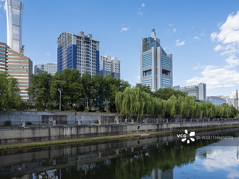 通惠河两岸的风景，CBD的建筑群图片素材
