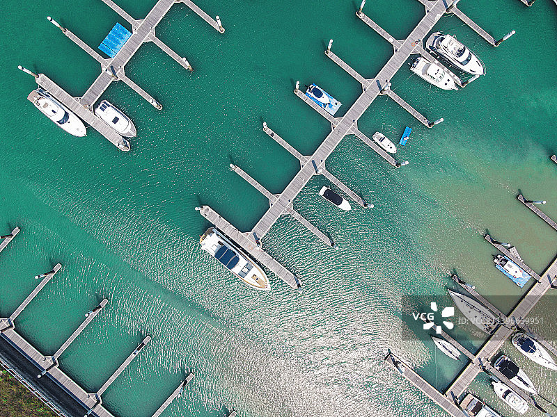 夏日晴天的游船的航拍视角背景图片素材