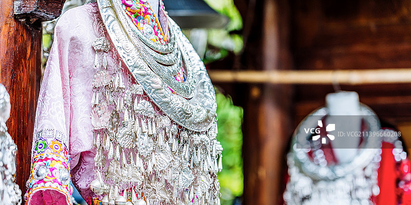 中国贵州苗族民族服饰特写图片素材