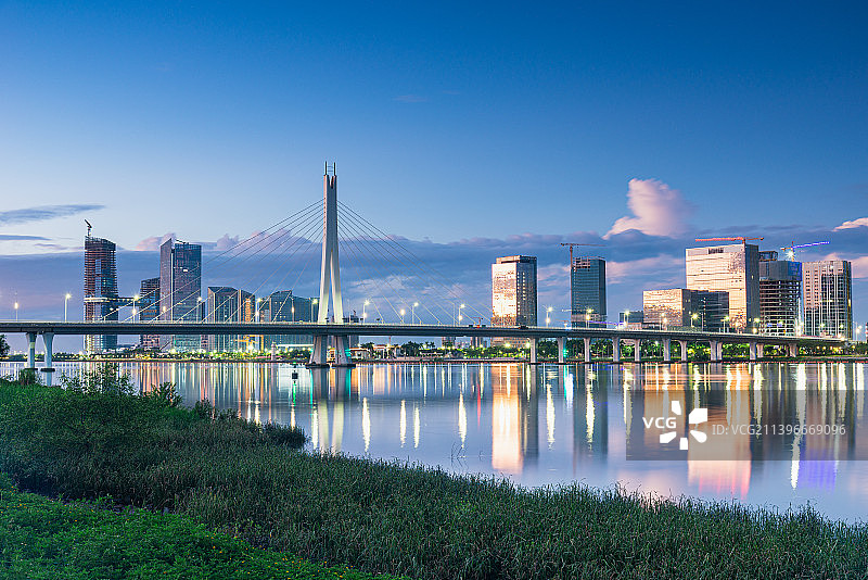 南沙灵山岛明珠湾CBD地标建筑与凤凰一桥日出城市风景图片素材