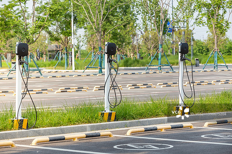 规划整齐的新能源电动汽车无人智能充电停车场夏季户外风光图片素材