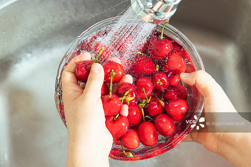 在水池清洗新鲜的车厘子樱桃图片素材