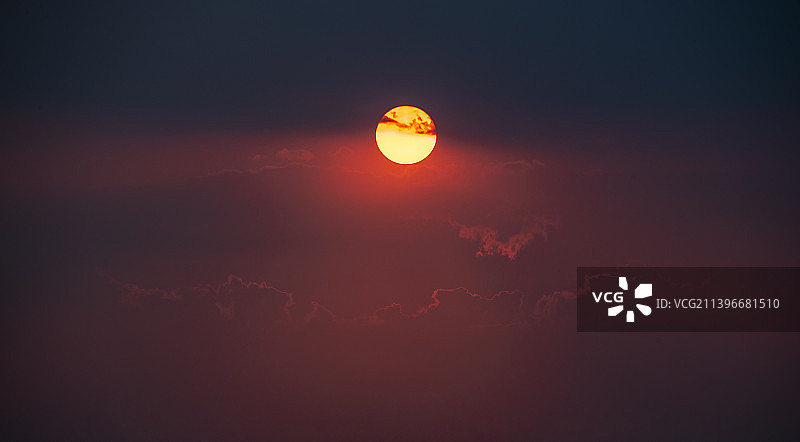 天空日落晚霞夕阳的多变的色彩形态图片素材