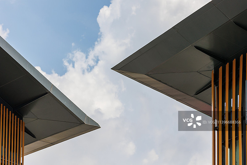 现代城市建筑与云景图片素材