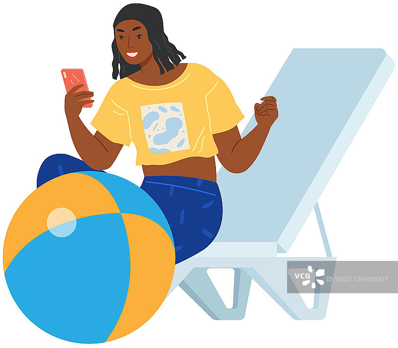 女士在休息时浏览社交媒体图片素材