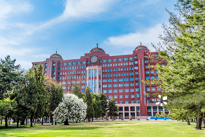 中国内蒙古呼和浩特市内蒙古大学教学楼建筑春天风光图片素材
