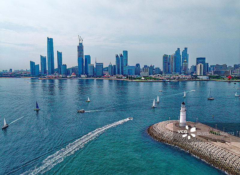 夏季青岛奥帆中心海岸城市天际线图片素材