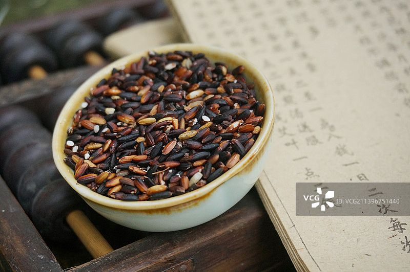 血糯米，黑糯米，黏米，一碗米，算盘，古书，医书，中药材，干货，杂粮，粗粮，营养，健康，食材，食疗图片素材