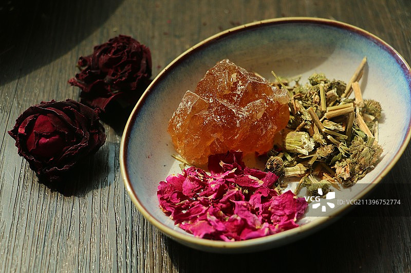 食疗，食材，干货，玫瑰，干玫瑰，玫瑰花瓣，食用玫瑰。黄冰糖，簸箕，晾晒，成分，熬制，原料，原材料图片素材