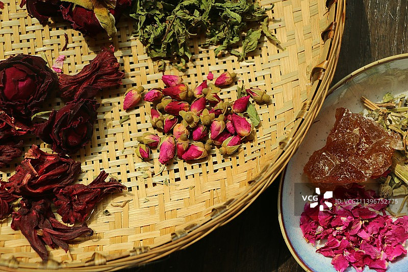食疗，食材，干货，玫瑰，干玫瑰，玫瑰花瓣，食用玫瑰。黄冰糖，簸箕，晾晒，成分，熬制，原料，原材料图片素材