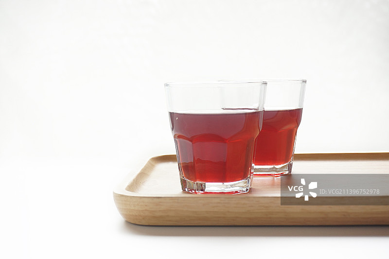 酸梅汤，酸梅水，一杯酸梅汤，桂花酸梅汤，托盘，红水，文艺，清新，夏日饮品，传统饮品，中式饮品，饮料，图片素材