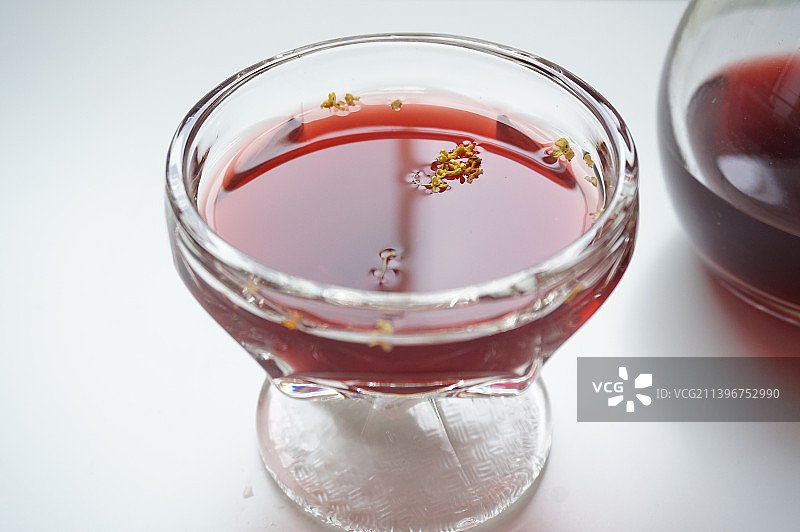 酸梅汤，酸梅水，一杯酸梅汤，桂花酸梅汤，托盘，红水，文艺，清新，夏日饮品，传统饮品，中式饮品，饮料，图片素材