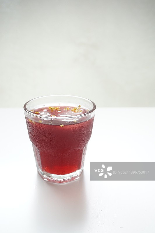 酸梅汤，酸梅水，一杯酸梅汤，桂花酸梅汤，托盘，红水，文艺，清新，夏日饮品，传统饮品，中式饮品，饮料，图片素材