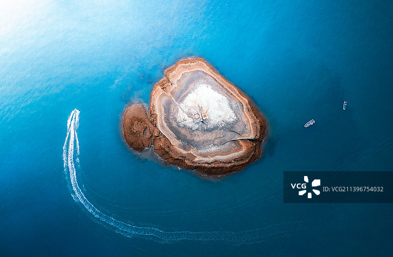 船只环绕岛屿图片素材