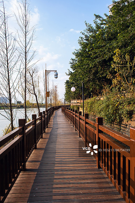 四川绵阳科学城涪江边的栈道图片素材