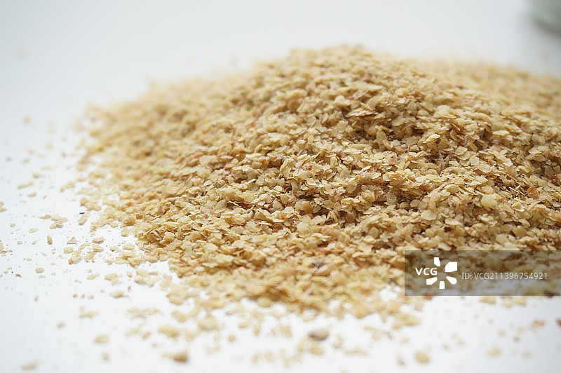 小麦胚芽，牛奶，牛奶瓶，玻璃瓶，陶瓷碗，营养早餐，牛奶泡小麦胚芽，代餐，早餐，倒牛奶，泡小麦胚芽，文图片素材