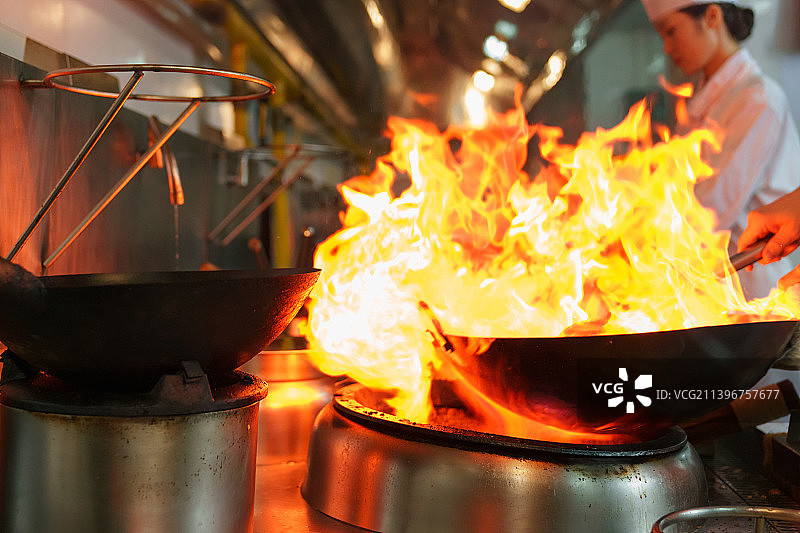 餐厅后厨大厨炒菜图片素材