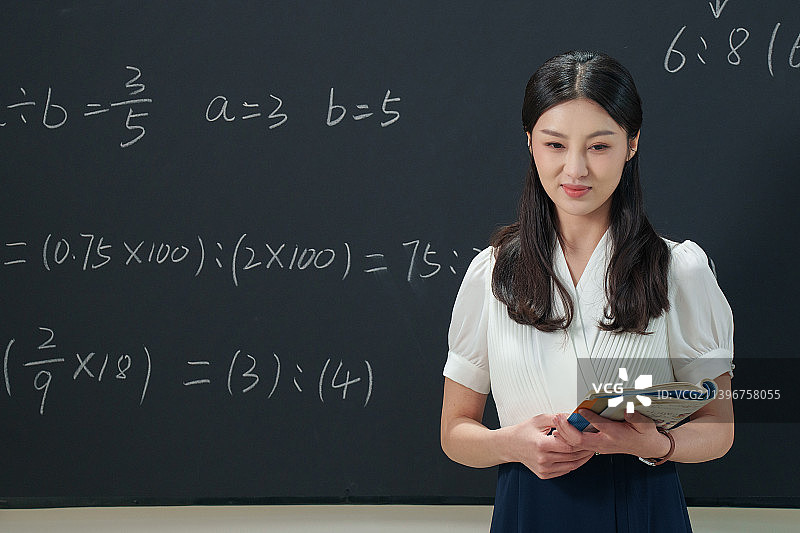 青年老师在教室里上课图片素材