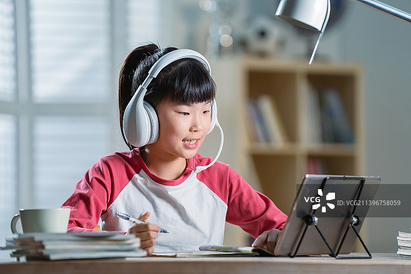 快乐小学生上网课图片素材